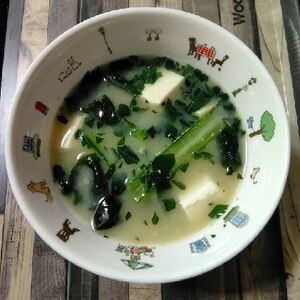 豆腐とわかめと小松菜の味噌汁